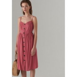Basicowa midi sukienka - Różowy. Sukienki damskie marki Mohito. Za 119.99 zł.