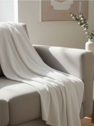 Jednolity koc - biały. Białe kocyki dla dzieci Sinsay. Za 12.99 zł.