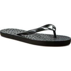 Japonki GUESS - Animal Print Flip-Flops E62Z71 RUB58 A996 N. Czarne klapki damskie Guess, z materiału. W wyprzedaży za 109.00 zł.
