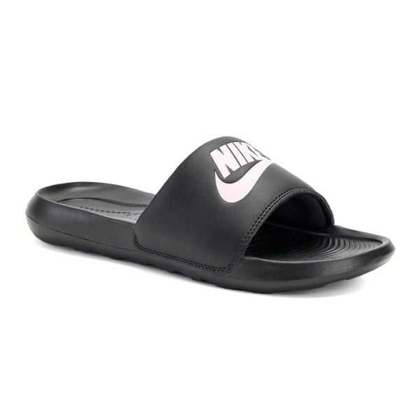 Klapki damskie Nike Victori One Slide. Czarne klapki damskie Nike, bez wzorów, bez obcasa. Za 149.99 zł.