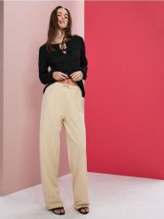 Spodnie wide leg z zakładkami i dekoracyjnym pasem - kremowy. Białe spodnie materiałowe damskie Sinsay, l, bez wzorów. Za 49.99 zł.