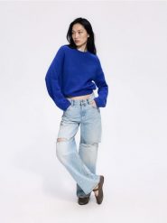 Sweter z obniżoną linią ramion - niebieski. Niebieskie swetry damskie Reserved, l, bez wzorów, z dzianiny, bez kołnierzyka, bez ramiączek, bez kaptura. Za 119.99 zł.