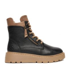 Trzewiki Rieker. Czarne botki damskie Rieker, bez obcasa, na płaskiej podeszwie, bez zapięcia. Za 379.99 zł.