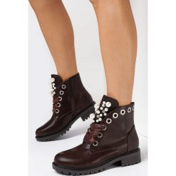 Brązowe Botki Morepheia. Brązowe botki damskie Born2be, glamour, z okrągłym noskiem, bez obcasa, na płaskiej podeszwie, bez zapięcia. Za 119.99 zł.