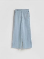 Szerokie spodnie - jasnoniebieski. Niebieskie spodnie materiałowe damskie Reserved, l, bez wzorów, z tkaniny. Za 139.99 zł.