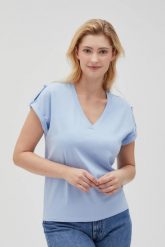 Gładki t-shirt z dekoltem w serek błękitny. Niebieskie bluzki damskie MOODO, m, bez wzorów, z bawełny, bez kołnierzyka. Za 54.99 zł.