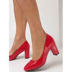Czerwone Czółenka Corena. Czerwone czółenka damskie Born2be, bez wzorów, eleganckie, bez obcasa, na słupku, bez zapięcia. Za 69.99 zł.