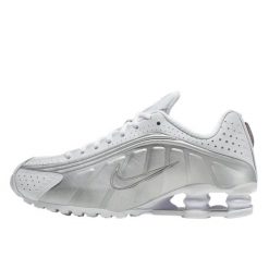 Buty do chodzenia dla dorosłych Nike Shox R4 White Metallic Silver (2019/2024). Białe obuwie sportowe damskie Nike, bez wzorów, z materiału, trekkingowe. Za 859.49 zł.