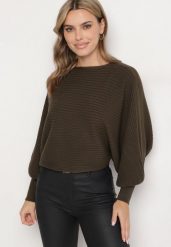 Ciemnozielony Sweter z Wiskozą Typu Nietoperz Sallindria. Zielone swetry damskie Born2be, m, bez wzorów, z jeansu, eleganckie, bez kołnierzyka, bez ramiączek, długie, bez kaptura. Za 64.99 zł.