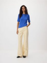 Sweter polo z wełną - niebieski. Niebieskie swetry damskie Reserved, l, bez wzorów, z dzianiny, bez kołnierzyka, bez ramiączek, bez kaptura. Za 119.99 zł.