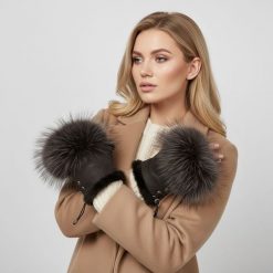 Mitenki damskie Luka-Pelli, rękawiczki bez palców z naturalnym futrem jenot, czekolada. Brązowe rękawiczki damskie Luka Pelli, na zimę, bez wzorów, ze skóry, eleganckie. Za 249.00 zł.