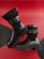 Botki z ozdobną klamrą - czarny. Czarne botki damskie Sinsay, bez obcasa, bez zapięcia. W wyprzedaży za 49.99 zł.