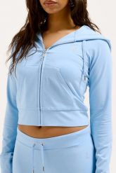JUICY COUTURE Błękitna bluza damska Single Jersey Ola Hoodie. Niebieskie bluzy damskie Juicy Couture, s, bez wzorów, z jersey, bez kaptura. W wyprzedaży za 255.99 zł.