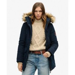 Parka z kapturem z futerka sztucznego Everest. Niebieskie parki damskie Superdry., bez wzorów, eleganckie, z kapturem. W wyprzedaży za 545.95 zł.