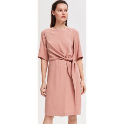 Gładka sukienka z lyocellu - Różowy. Sukienki damskie marki Reserved. Za 159.99 zł.