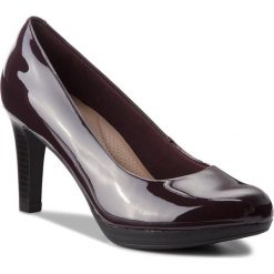 Półbuty CLARKS - Adriel Viola 261363804 Aubergine. Czerwone półbuty damskie Clarks, bez wzorów, z materiału, eleganckie, bez obcasa, na obcasie, bez zapięcia. W wyprzedaży za 159.00 zł.