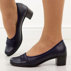 Granatowe skórzane Polskie czółenka damskie na obcasie Gregors 1048. Niebieskie czółenka damskie GREGORS, z aplikacjami, ze skóry, eleganckie, z okrągłym noskiem, bez obcasa, na obcasie, bez zapięcia. Za 349.00 zł.