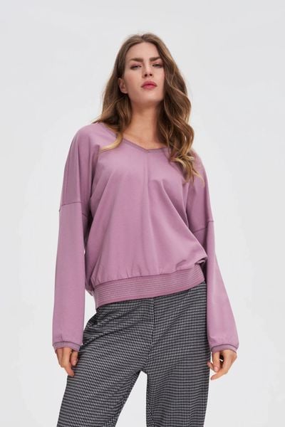 Bluza z bawełny różowa. Czerwone bluzy damskie MOODO, l, bez wzorów, z bawełny, bez kaptura. W wyprzedaży za 34.99 zł.