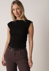 Czarna Bluzka z Elastycznego Materiału z Dekoltem Łódką Megaris. Czarne koszule damskie Born2be, m, bez wzorów, z jeansu, eleganckie, bez kołnierzyka, bez ramiączek. Za 59.99 zł.