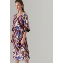 Kopertowa midi sukienka we wzory - Różowy. Sukienki damskie marki Mohito. Za 149.99 zł.