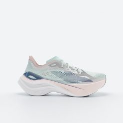 Buty do biegania damskie Kiprun KD900.2. Czerwone obuwie sportowe damskie KIPRUN, bez wzorów, z materiału, do biegania. Za 349.99 zł.