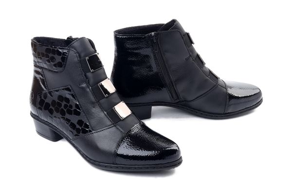 Rieker Y0764-02 black, botki damskie. Czarne botki damskie Rieker, ze skóry, bez obcasa, bez zapięcia. Za 389.90 zł.