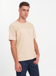 T-shirt męski LOOSE FIT z kieszonką – beżowy V1 - Rozmiar: S. Brązowe t-shirty męskie Ombre Clothing, m, z aplikacjami, z bawełny, klasyczne, bez kołnierzyka. W wyprzedaży za 24.99 zł.