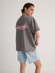 T-shirt regular z nadrukiem - jasnoszary. Szare t-shirty damskie Reserved, l, bez wzorów, z bawełny, bez kołnierzyka. W wyprzedaży za 39.99 zł.