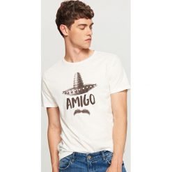 T-shirt z nadrukiem - Kremowy. Białe t-shirty męskie Reserved, z nadrukiem. W wyprzedaży za 24.99 zł.