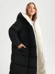 Płaszcz pikowany z kapturem - czarny. Czarne płaszcze damskie Sinsay, l, bez wzorów, z futra, długie, z kapturem. Za 179.99 zł.