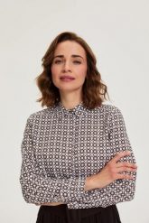 Koszula damska w geometryczny print biała. Białe t-shirty damskie MOODO, s, bez wzorów, z wiskozy, bez kołnierzyka. Za 89.99 zł.