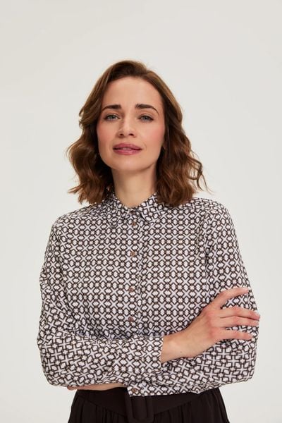 Koszula damska w geometryczny print biała. Białe koszule damskie MOODO, s, bez wzorów, z wiskozy, bez kołnierzyka, bez ramiączek. Za 89.99 zł.