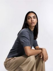Sweter z krótkim rękawem - ciemnoszary. Szare swetry damskie Reserved, l, bez wzorów, z dzianiny, bez kołnierzyka, bez ramiączek, krótkie, bez kaptura. Za 89.99 zł.