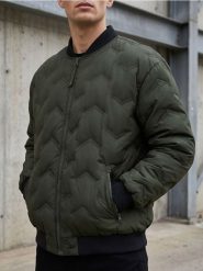Kurtka puffer bomber z kieszeniami na zamek - khaki. Brązowe kurtki męskie Sinsay, l, bez wzorów, bez kaptura. Za 119.99 zł.