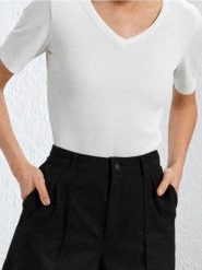 Koszulka z dekoltem V - biały. Białe t-shirty damskie Sinsay, l, bez wzorów, bez kołnierzyka. Za 12.99 zł.