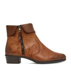 Botki Rieker. Brązowe botki damskie Rieker, bez obcasa, na słupku, bez zapięcia. Za 399.99 zł.