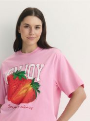 T-shirt regular z nadrukiem - różowy. Czerwone t-shirty damskie Reserved, l, bez wzorów, z bawełny, bez kołnierzyka. W wyprzedaży za 39.99 zł.