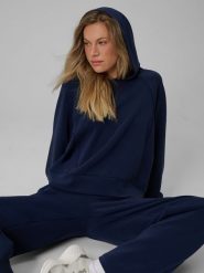 4F Bluza dresowa regular z modalem damska - granatowa XS. Niebieskie bluzy damskie 4f, xs, bez wzorów, z dresówki, z kapturem. Za 199.99 zł.