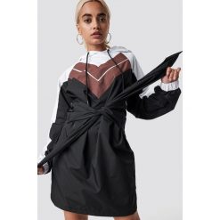 NA-KD Sukienka z kapturem - Black,Multicolor. Sukienki damskie marki NA-KD. W wyprzedaży za 121.77 zł.