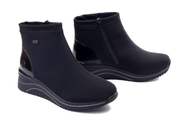 Rieker Remonte TEX D0T73-00 black, botki damskie. Czarne botki damskie Rieker Remonte, bez obcasa, na koturnie, bez zapięcia. Za 399.90 zł.