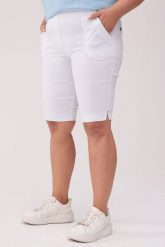 Komfortowe białe spodnie bermudy PLUS SIZE XXL OVERSIZE. Białe spodnie materiałowe damskie Nasi partnerzy, plus size, bez wzorów, z elastanu. Za 139.90 zł.