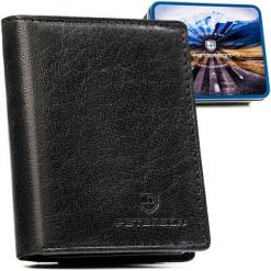 Pionowy portfel męski ze skóry naturalnej w czarnym kolorze, model bez zapięcia zewnętrznego - Peterson. Czarne portfele męskie Peterson, bez wzorów, ze skóry. Za 108.00 zł.
