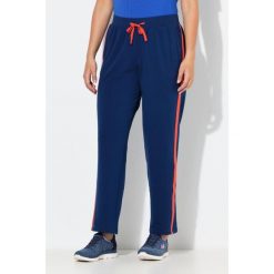 Damskie Spodnie dresowe paski po bokach sznurek ściągający proste nogawki. Niebieskie spodnie dresowe damskie Ulla Popken, plus size, bez wzorów, z bawełny. W wyprzedaży za 111.99 zł.