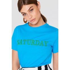 Trendyol T-shirt Every Day - Blue. Niebieskie t-shirty damskie Trendyol, z haftami, z dzianiny, z okrągłym kołnierzem. Za 80.95 zł.