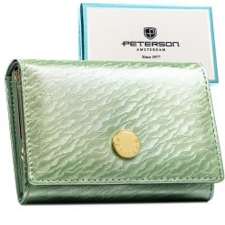 Średni portfel damski w jasnozielonym kolorze zamykany na zatrzask, wykonany ze skóry naturalnej i ekologicznej - Peterson. Zielone portfele damskie Peterson, bez wzorów, ze skóry ekologicznej. Za 74.99 zł.