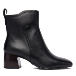 Botki Tamaris. Czarne botki damskie Tamaris, bez obcasa, na słupku, bez zapięcia. Za 389.99 zł.