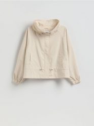 Krótka parka ze ściągaczami - kremowy. Białe parki damskie Reserved, l, bez wzorów, z tkaniny, bez kaptura. Za 159.99 zł.