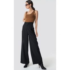 NA-KD Trend Spodnie z zakładkami i szerokimi nogawkami - Black. Spodnie materiałowe damskie marki NA-KD Trend. Za 181.95 zł.