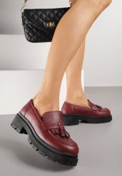 Bordowe Mokasyny na Platformie Ozdobione Frędzlami Sewrisa. Czerwone mokasyny damskie Renee, z jeansu. Za 59.99 zł.