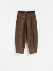 Spodnie barrel z paskiem - brązowy. Brązowe spodnie materiałowe damskie Reserved, l, bez wzorów, z bawełny. Za 139.99 zł.